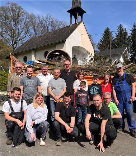 Viele helfende Hände machten sich von der Kappele aus auf den Weg, um die Straßen und Wege vom Sportplatz Siebenmorgen, Hinterhochscheid bis zur Ortsmitte und vom Wendeplatz Elsbach bis zur Roßbach-Lache zu säubern. Foto: privat