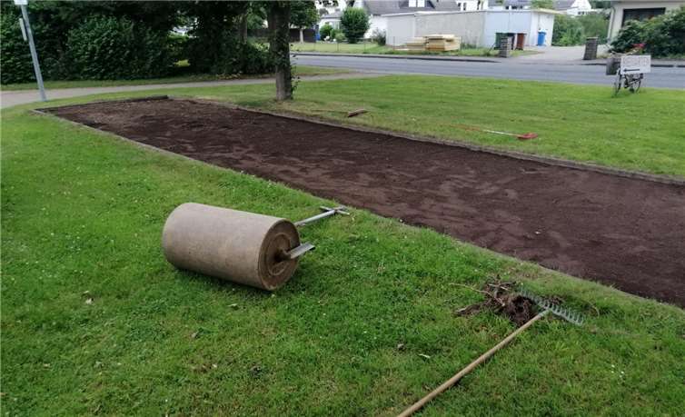 Viele helfende Hände waren am Boccia-Feld am Urbacher Weiher am Werk. Fotos: privat