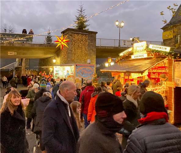 Viele hundert Besucher ließen sich im CochemerWeihnachtsdorf die Vielfalt an Leckereien munden. Fotos: TE