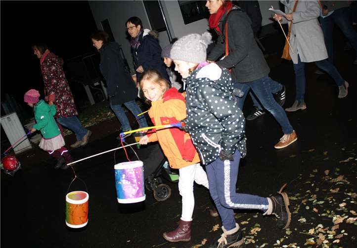 Viele hundert Kinder waren mit ihren überwiegend selbst gebastelten Laternen dabei.