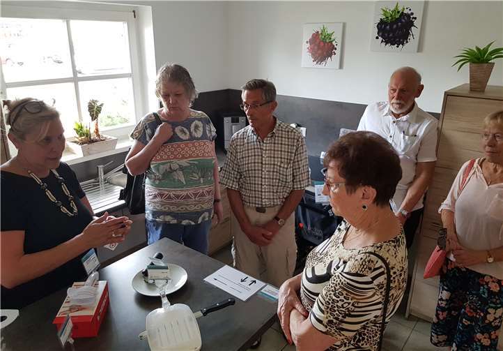 Viele interessante Hilfsmittel, die den Alltag erleichtern können, lernten die „Netten Nachbarn“ in Mühlheim-Kärlich kennen. Foto: Rhein-Lahn-Kreis
