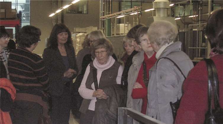 Viele interessante Informationen erfuhren die 20 Frauen bei der Führung durch die Druckhalle. privat