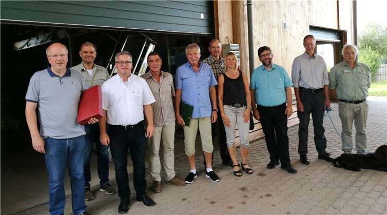 Viele interessante Informationen erhielten die Mitglieder des Forstzweckverbands Treis-Karden beim Besuch im Forstbetriebshof in Hasborn.privat