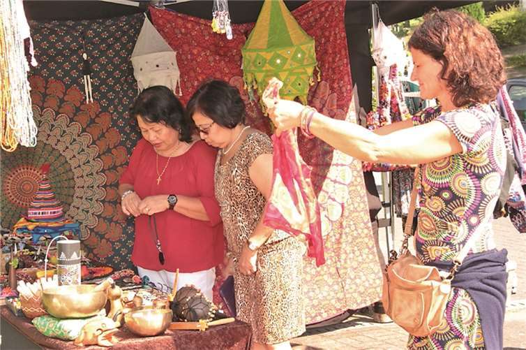 Viele interessante Stücke konnte man an den Ständen des Kunsthandwerkmarktes entdecken und so mancher Gegenstand fand einen neuen Besitzer.