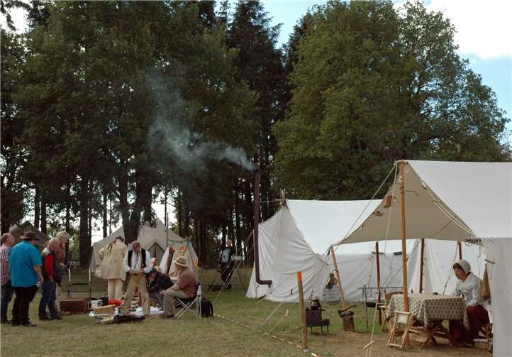 Viele interessierte Besucher hatten den Weg ins Westernlager gefunden.