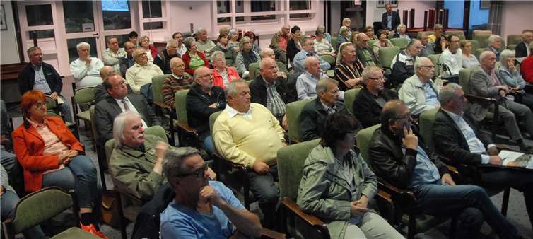 Viele interessierte Bürger hatten sich im Sitzungssaal der Verbandsgemeindeverwaltung eingefunden, um sich über das kommende Großprojekt in Selters zu informieren.
