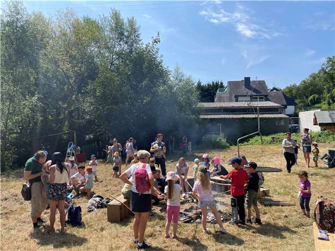 Viele interessierte Familien folgten der Einladung auf den Urbarer Bauspielplatz.  Foto: Vereinsring der Urbarer Vereine e.V.