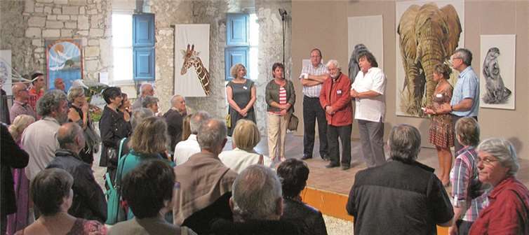 Viele interessierte Kunstfreunde kamen zur Vernissage. privat