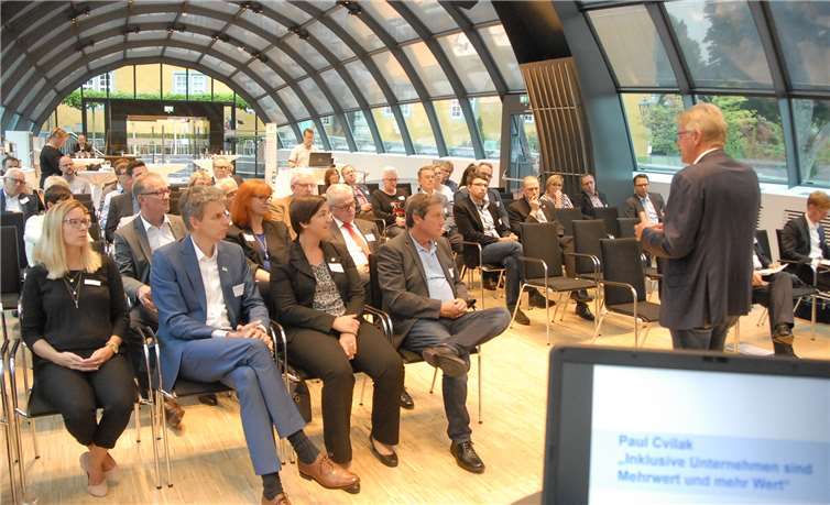 Viele interessierte Zuhörer aus der Wirtschaft waren zum Themenabend „Inklusive Unternehmen“ in die ADG Business School auf Schloss Montabaur gekommen. Veranstalter war das „Forum Wirtschaftsethik“ im Westerwaldkreis.