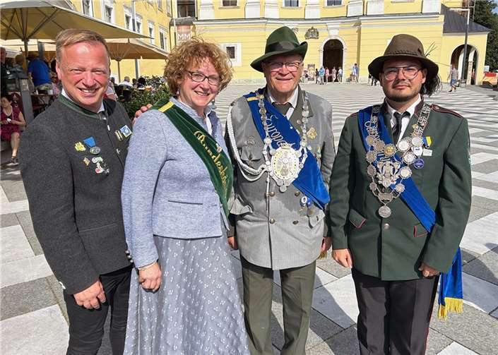 Viele internationale Begegnungen auch mit den neuen europäischen Schützenmajestäten Józef Karol Pluta und Maksymilian Kuropka prägten den Aufenthalt der 1. Bundeskönigin Andrea Reiprich und ihres Prinzgemahls im österreichischen Mondsee im Salzkammergut.  Foto: Friedel Pauleickhoff