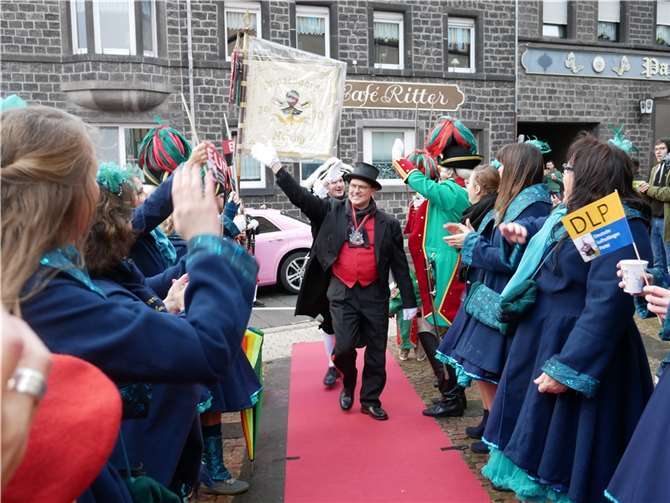 Viele jubelnde Jecken standen beim Einzug des Hofstaates am roten Teppich Spalier.