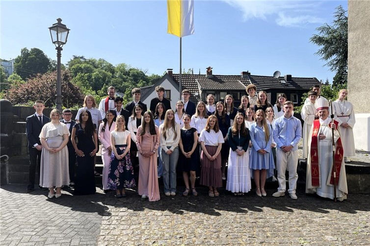 Viele junge Menschen empfingen das Sakrament der Firmung in Remagen.