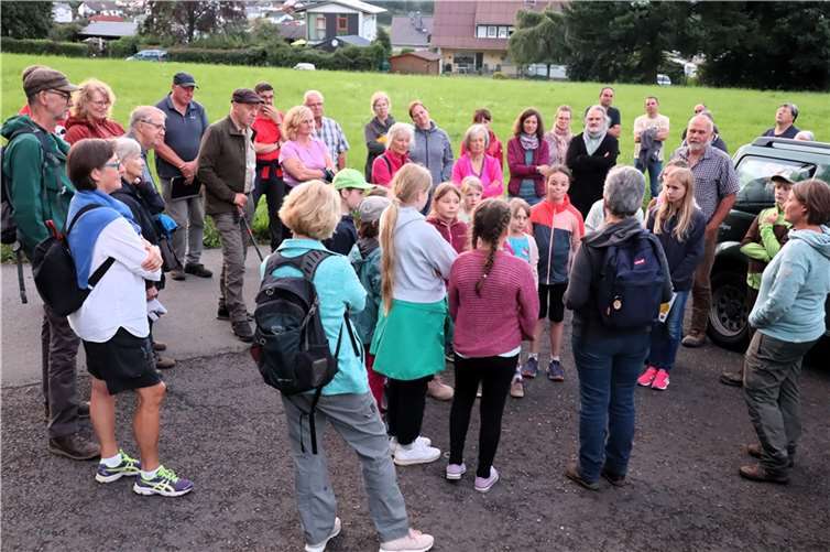Viele junge und ältere Naturfreunde und -freundinnen waren nach Horbach gekommen, um mehr über das Leben der heimischen Fledermäuse zu erfahren. Foto: WWV Buchfinkenland / Uli Schmidt