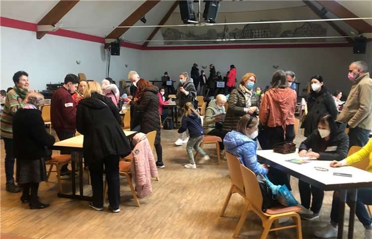 Viele kamen am 06. April zum Treff für Ukrainer, Gastfamilien und ehrenamtliche Unterstützer in den Henseler Hof in Niederbachem – weitere Termine sollen folgen.  Foto: Gemeinde Wachtberg/ka