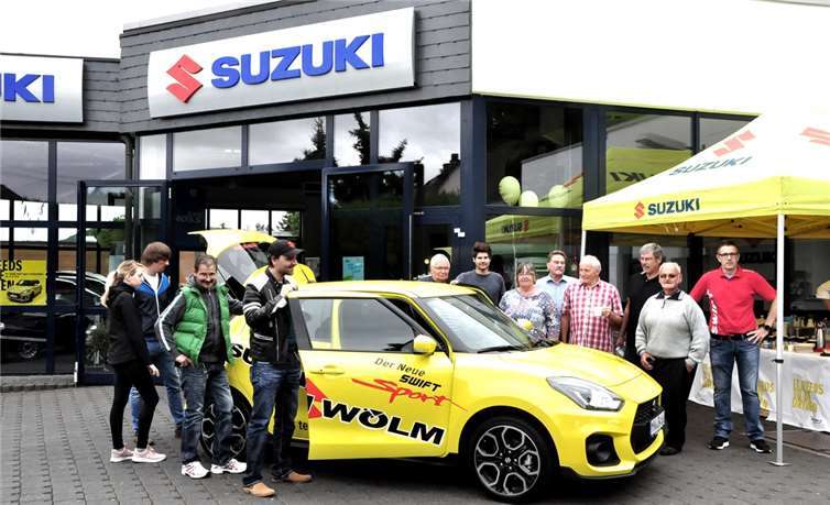 Viele kamen am Samstag um den „Neuen“ bei seiner Premiere in Augenschein zu nehmen. Auch Wölm-Kunde Pascal Schmitt (links an der Seitentür) aus Dieblich war nach seiner Probefahrt restlos begeistert.