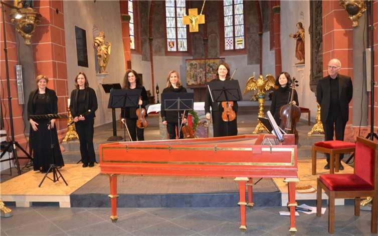 Viele kamen, um das „Stabat Mater“ von Antonio Vivaldi mit der jungen Altistin Claudia Scheiner und den Musici – Ulrike Friedrich, Traversflöte, Gudrun Höbold und Hendrike Steinebach, Violinen, Friederike Trove, Viola, Mizuki Ideue, Violoncello, und Johannes Geffert am Cembalo zu hören.  Foto: Eberhard Thomas Müller