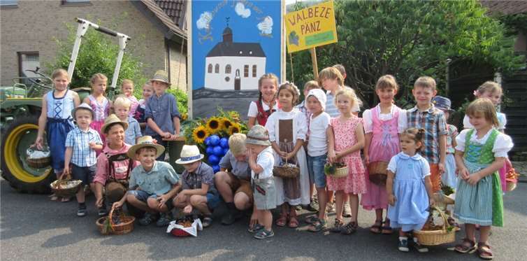 Kleine Winzerinnen und Winzer gesucht Viele kleine Winzerinnen und Winzer waren im letzten Jahr beim Festzug dabei. privat