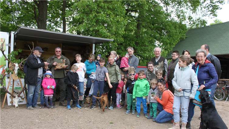 Viele kleine und große Besucher fanden sich ein, um sich bei Meike Ciupke (5. v.r.) und Heinz Scheil (4. v.l.) mit Rehkitz) zu informieren. privat