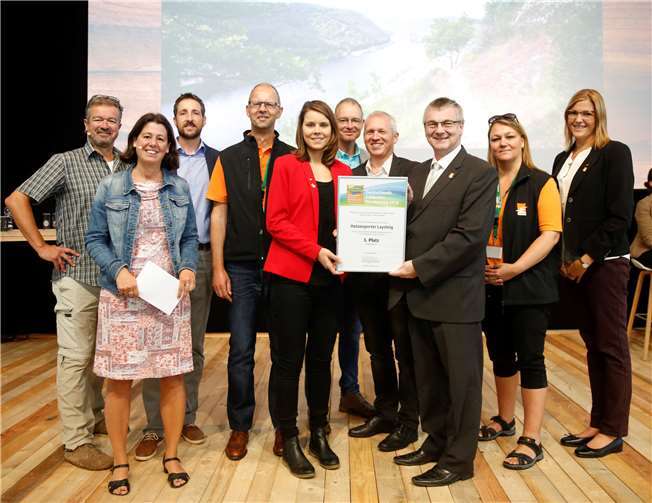 Viele lachende Gesichter gab es bei der Übergabe der Urkunde.Messe Düsseldorf/ ctillmann