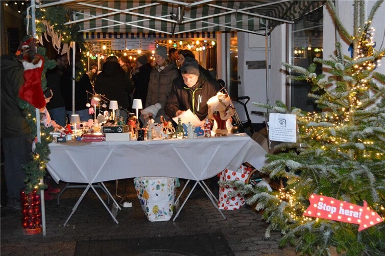 Viele liebevoll dekorierte Stände luden zum Bummeln ein.  Fotos:AB