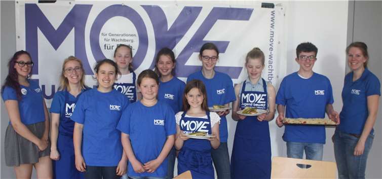 Viele neue Gesichter im Team der Helfer, bereit die Vorspeise zu servieren.Fotos: privat