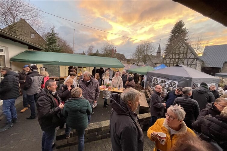 Viele nutzen die Gelegenheit, sich bei einer Tasse Kaffee, Glühwein oder Kinderpunsch aufzuwärmen und miteinander ins Gespräch zu kommen.