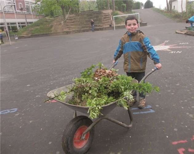 Viele packten mit an, um den Schulhof wieder schön für das Frühjahr zu machen. privat