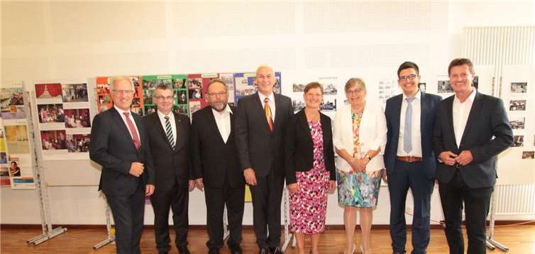 Viele prominente Gäste hatten sich zum Festakt im Bürgerhaus versammelt.Andreas Wiegand