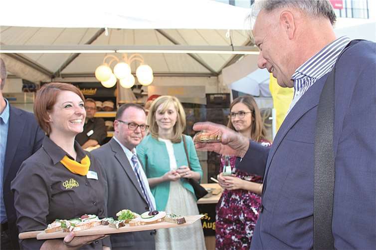 Viele prominente Gäste, wie auch Jürgen Trittin, wurden mit frischgebackenen Köstlichkeiten verwöhnt.