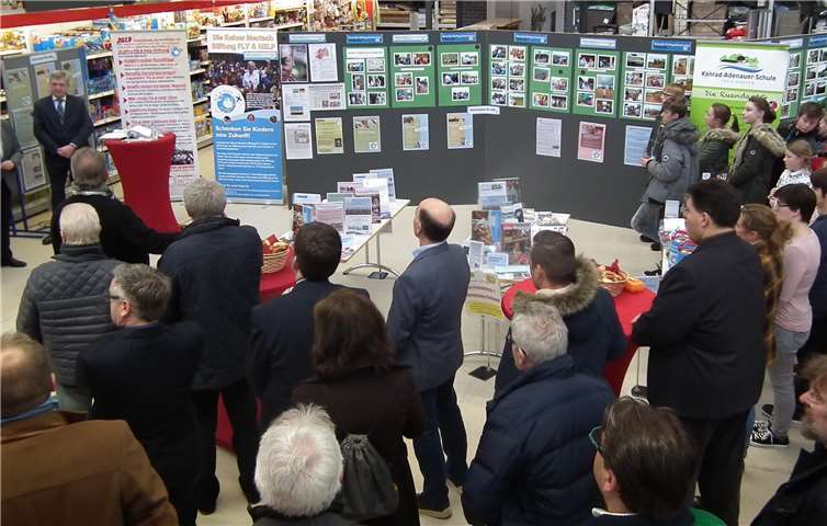 Viele prominente Persönlichkeiten, auch aus dem Kreis Mayen-Koblenz, wie der 1. Beigeordnete Rudi Zenz, kamen zum Empfang in die „Fly & Help“-Ausstellung bei Röhrig, wo auch über die Aktionen für die Schule mit dem Namen „Andernach“ berichtet wurde. 