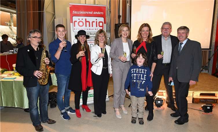 Viele prominente Persönlichkeiten unterstützten die röhrig-Benefiz-Aktionen, wie auch die CDU-Landeschefin Jukia Klöckner (5.v.l.) und SWR-Gartenexpertin Heike Boomgarden (3.v.r.) .P. Seydel