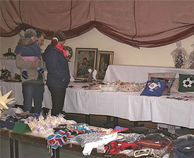 Viele schöne handgestrickte Kleidungsstücke, aber auch gehäkelte Gobelin-Bilder, Kissenbezüge oder auch selbst gebastelte Weihnachts-Dekoration gab es beim Bolivienbasar zu erwerben.WK
