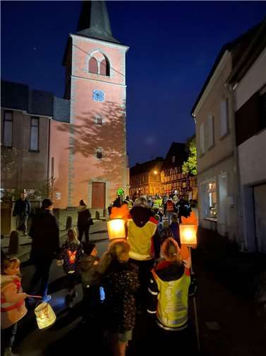 Viele selbstgebastelte Laternen.