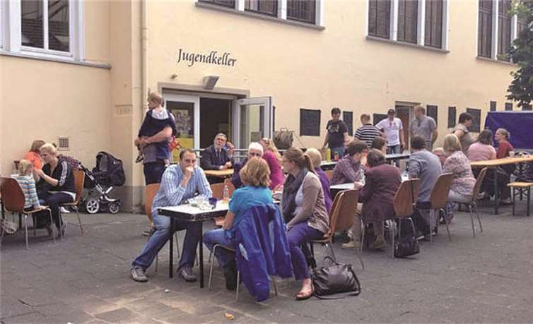 Viele sind erschienen, um einen Blick in den Jugendkeller zu wagen. Privat