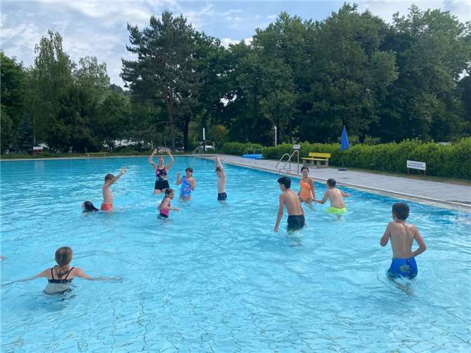 Viele spielerische Elemente fördern dabei den Spaß im und mit dem Wasser. Foto: Grundschule Remagen
