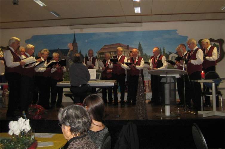 Viele stimmungsvolle Lieder wurden auf der Weihnachtsfeier vorgetragen.privat