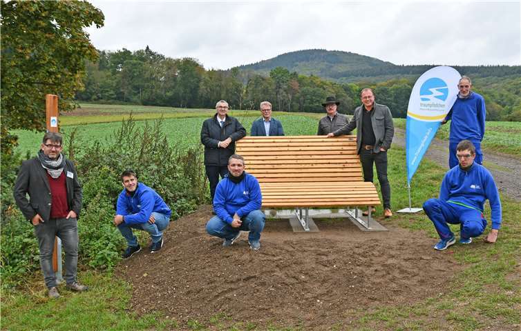 Viele strahlende Gesichter gab es bei der Übergabe der von der Rhein-Mosel-Werkstatt gefertigten Rotondo-Liege an den Landkreis Mayen-Koblenz. Foto: privat