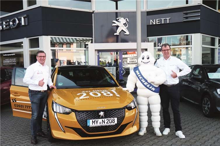 •Viele suchten die Bekanntschaft mit dem Michelin-Männchen für ein Erinnerungsfoto – auch Jürgen (links) und Achim Nett.