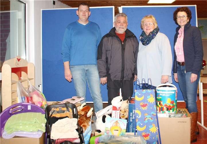 Viele tolle Spielzeuge können (v.l.n.r.:) Thomas Welter, Ludwig Schüle, Marion Ley und Heike Krämer-Resch bald an Flüchtlingskinder überreichen.privat