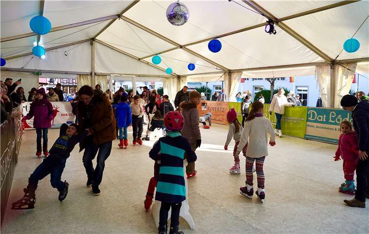 Viele unternahmen ihre ersten Schlittversuche auf der Eisbahn.
