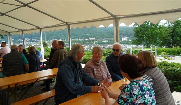 Viele verließen den Rotweinwanderweg, um einen Stopp an der Hütte einzulegen.