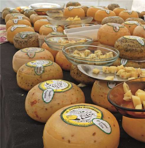 Viele verschiedene Käsesorten werden auf dem Feinschmeckermarkt geboten. Privat