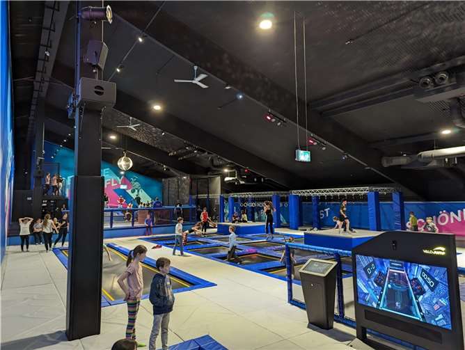Viele verschiedene Trampoline standen zur Verfügung.  Foto: privat