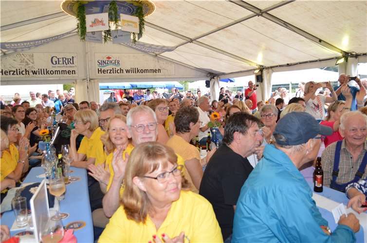 Viele, viele Gäste knubbelten sich nicht nur in der Festhalle.