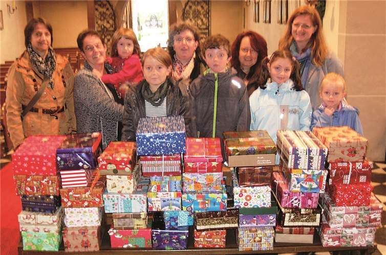 Viele weihnachtlich verpackte Schuhkartons wurden in der Katholischen öffentlichen Bücherei in Niederbachem abgegeben.privat