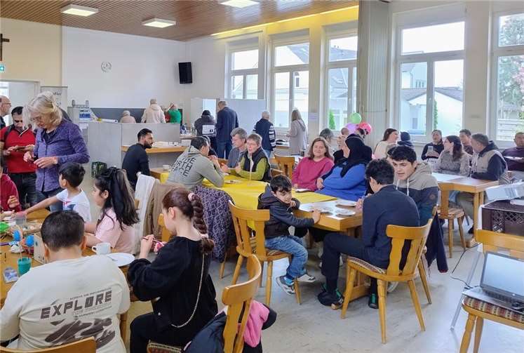 Viele wollten den Geburtstag mitfeiern: Menschen, denen die Initiative geholfen hat, hier anzukommen und ehrenamtliche Mitarbeiterinnen und Mitarbeiter - ehemalige und aktuelle. Foto: privat