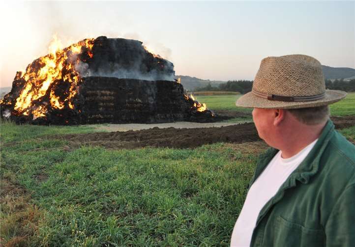 Vielen Landwirten ist es ein Rätsel, warum jemand die Strohballen angezündet haben soll.