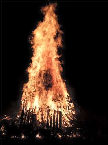 Vielerorts brennen um den 11. November herum große Martinsfeuer. Foto: Pressestelle der Kreisverwaltung