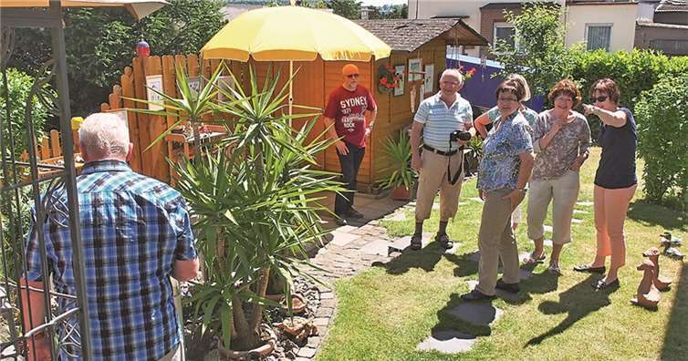 Vieles gibt es zu bewundern: Bei gutem Wetter schlendern zahlreiche Besucher am „Tag der offenen Gartenpforte“ durch die geöffneten Gärten.  privat