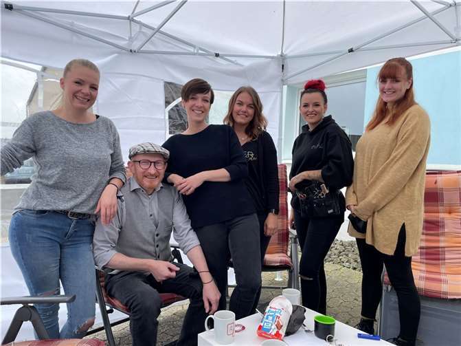 Vieles verloren und trotzdem gut gelaunt: Das Team des Friseursalons geht optimistisch in die Zukunft. Foto: ROB